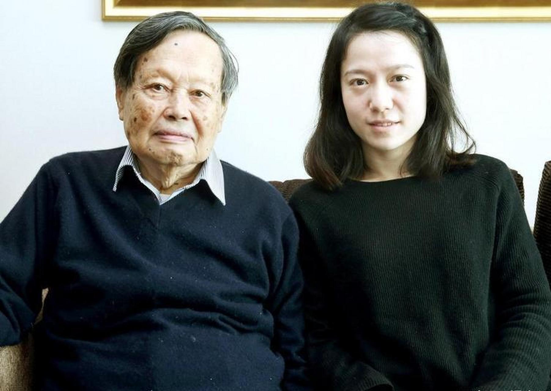98岁杨振宁近照,精神依旧饱满,44岁翁帆却已经美人迟暮!