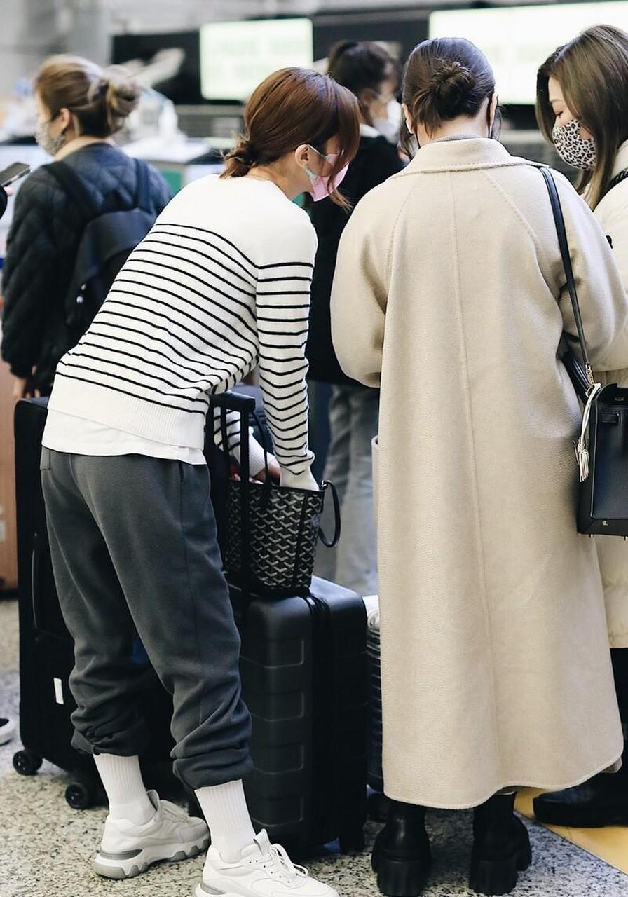 twins机场街拍 姐妹花现身机场简约风搭配,引粉丝拍照人气满满