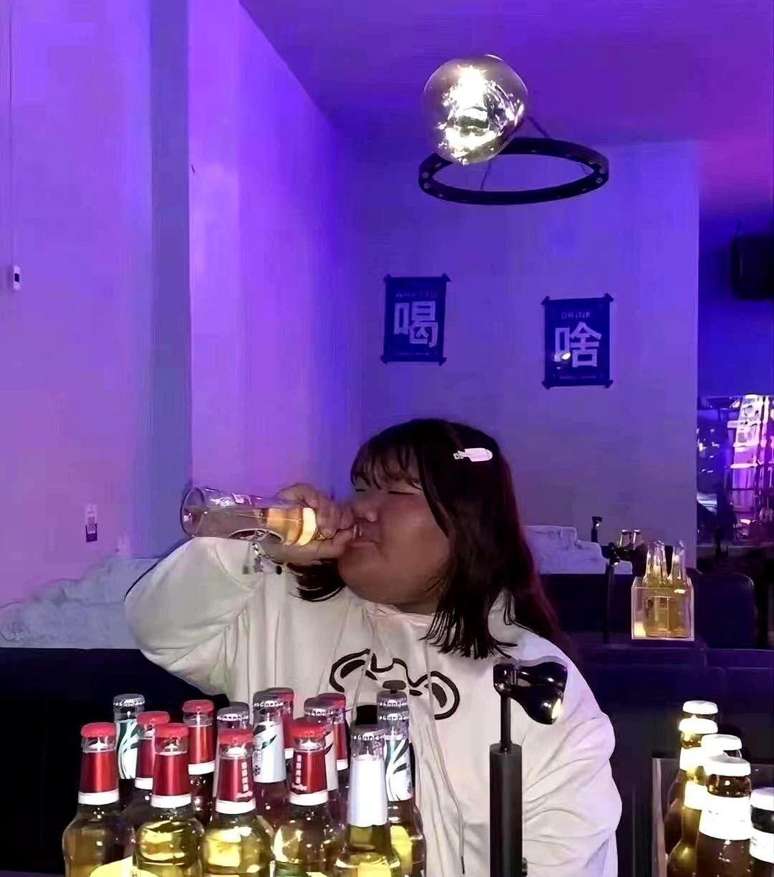 分手喝酒的图片图片