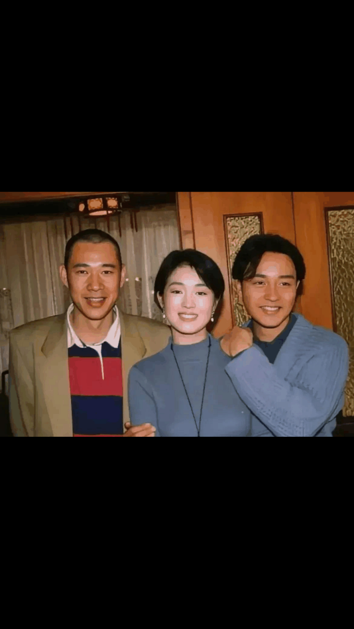 gif创作人# 1992年,张国荣,巩俐和张丰毅的一张合影.