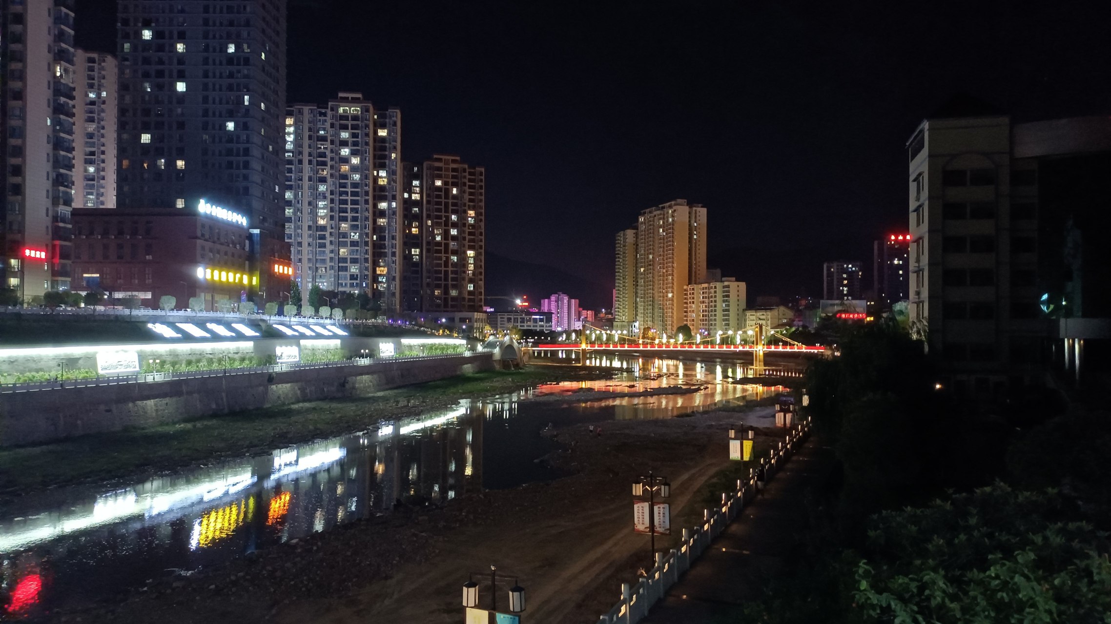 仲夏避暑,湖北人还是选鄂西,所以就来了襄阳保康,晚上进县城就直接
