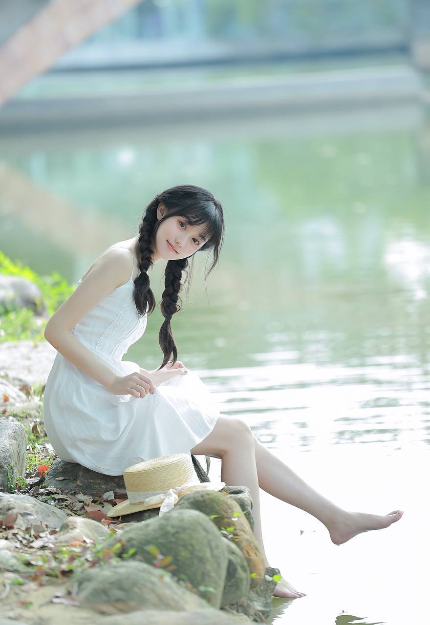 到小河边洗个脚,好凉快呀#美女写真