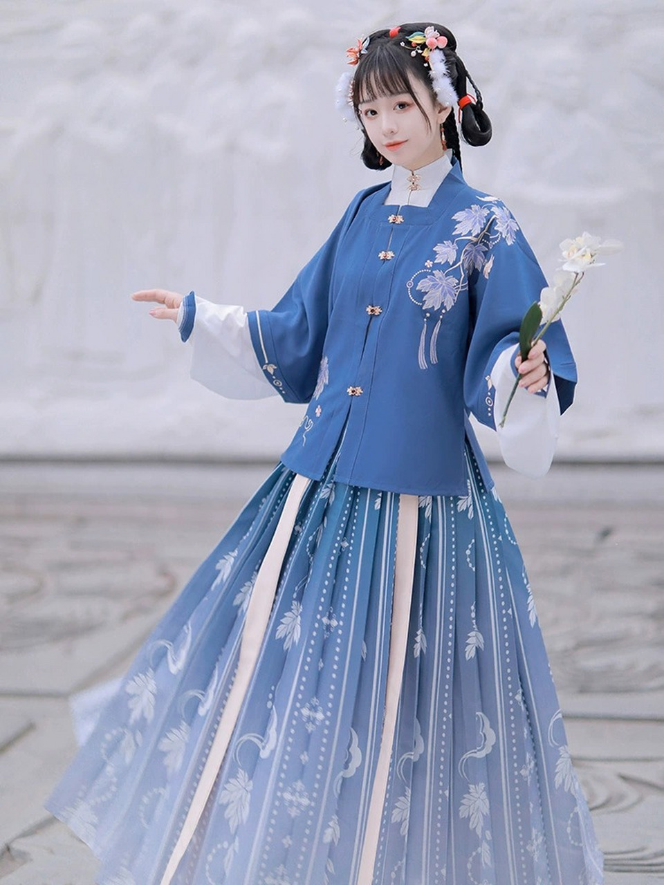 明制三件套方领半臂短袄褶裙刺绣印花汉服 | 明代的三件套汉服,包括