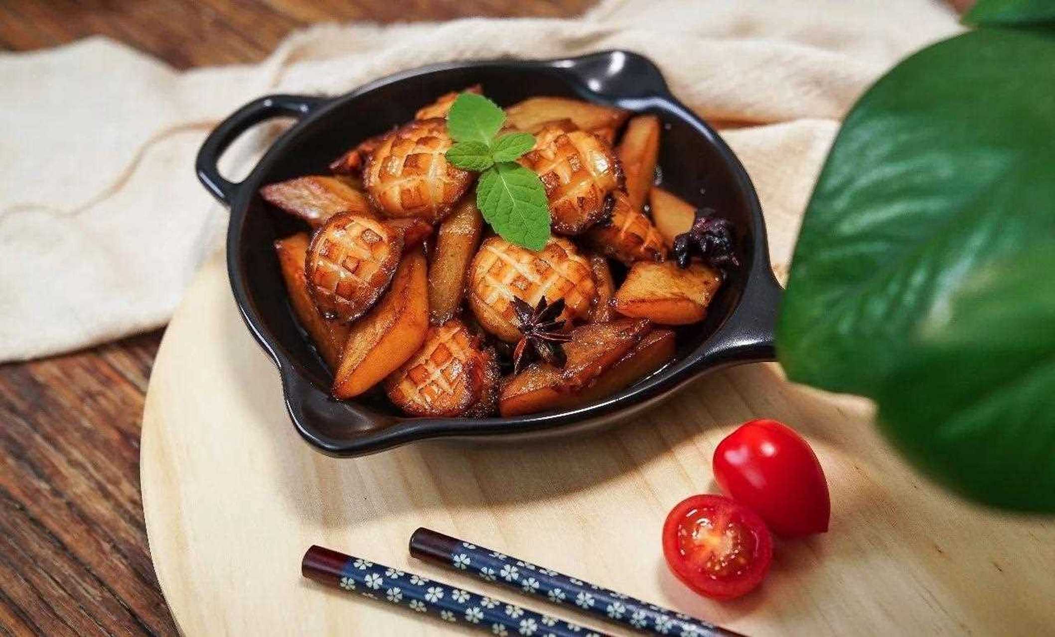 【鲍鱼仔炖土豆】鲍鱼肥嫩厚实,肉质弹,裹满了香香的酱汁,吃起来非常