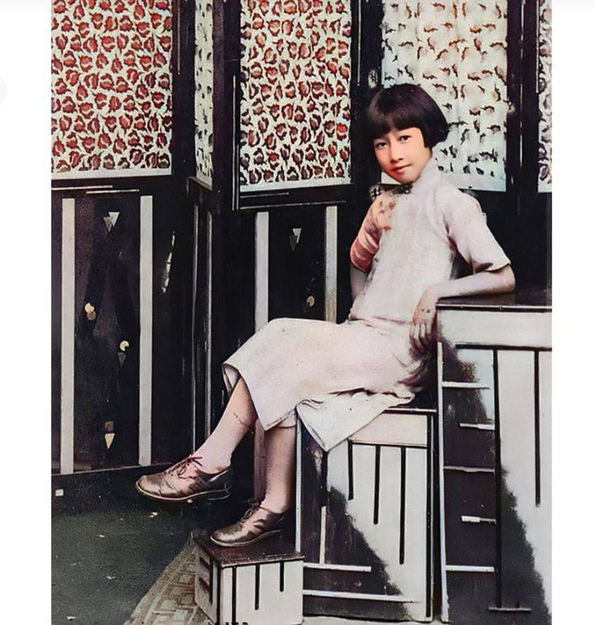 当时,齐耳短发是女孩子们最流行的发型之一,而小旗袍则是最为受欢迎