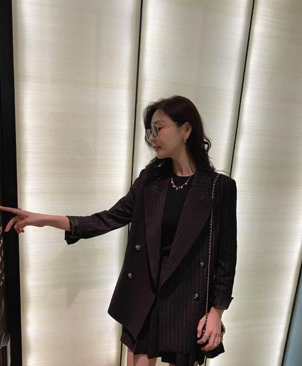 范文芳带儿子亮相,穿亮片西装配拖地阔腿裤,171身材气场开挂