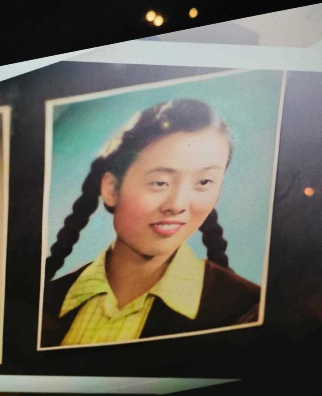 陶虹罕见晒出母亲照片,年轻时的妈妈扎着双麻花辫俏皮可爱,女儿陶虹就