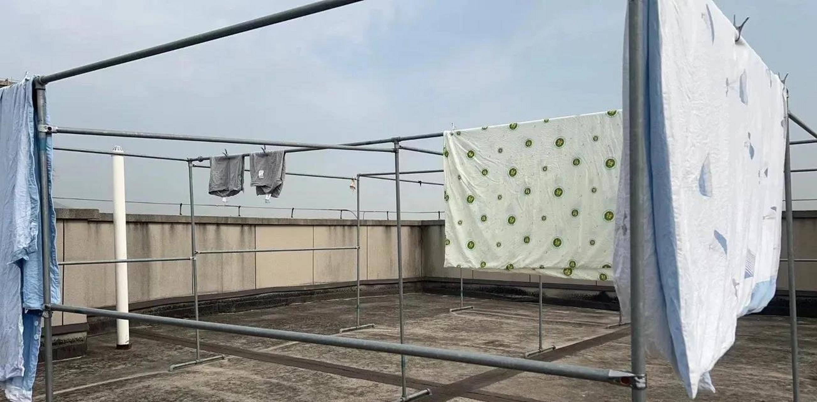 起因是一位业主在物业群里询问是否可以在楼顶晒衣服,结果引起了顶楼