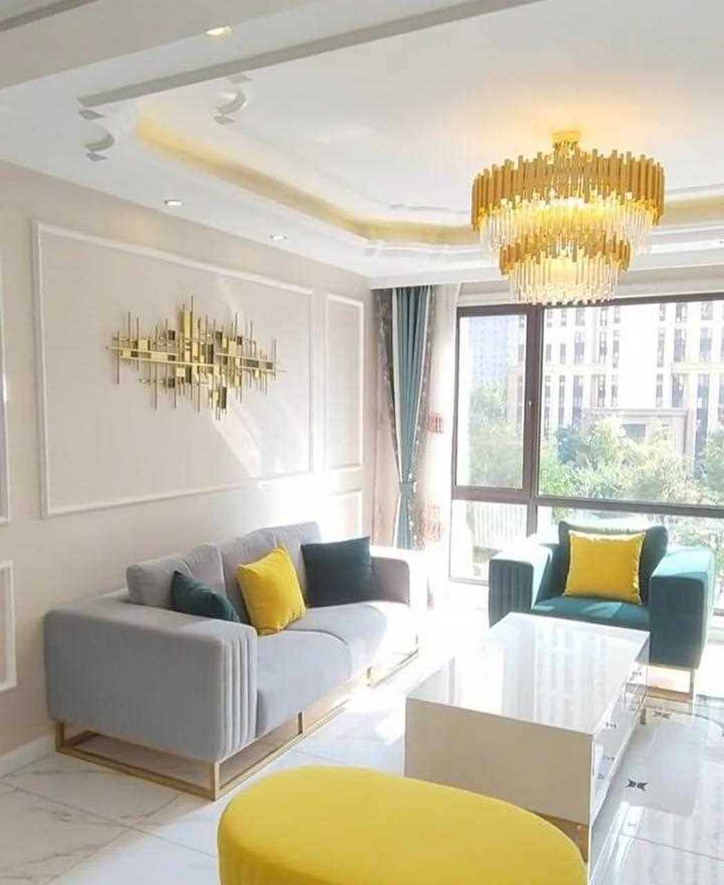 客厅米色沙发背景墙搭配石膏线和金属元素点缀,结合金色水晶吊灯,打造