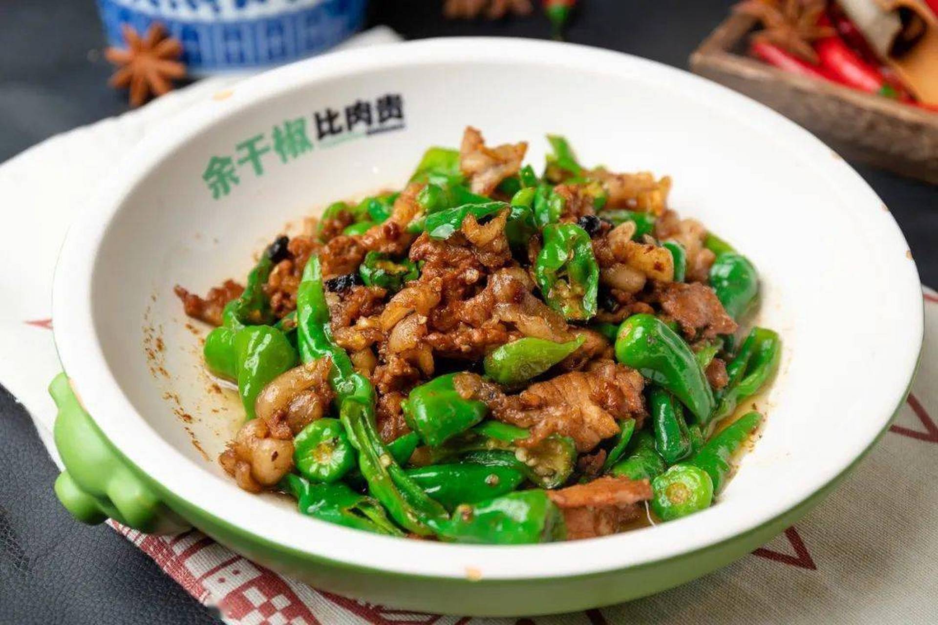 余干辣椒炒肉,是江西上饶余干县的一道名吃,作用的食材是当地著名的余