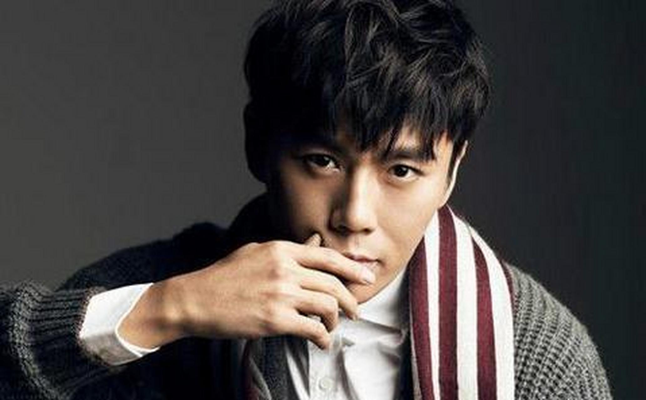 秦昊扒拉张雨绮的手,应该不是"咸猪手" 两人能够来成团夜当主持人,也