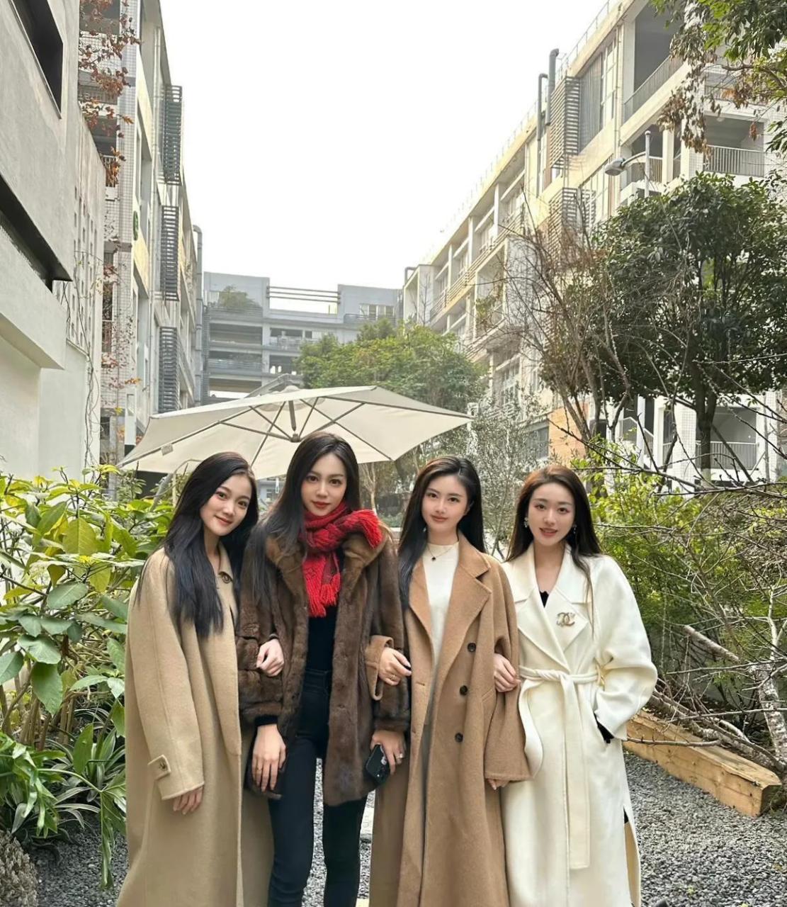 四个闺蜜都是单身,现在这么缺男的吗?