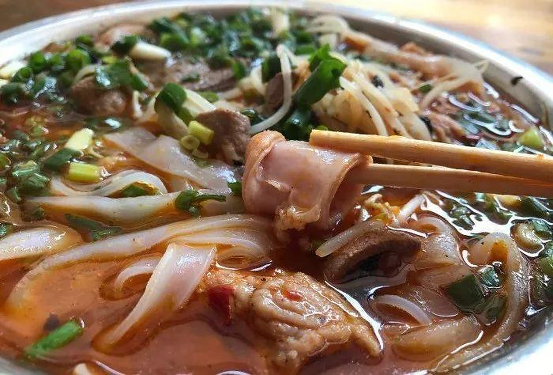 来南宁一定要试下这个美食:柠檬鸭是广西南宁市武鸣县一带的特色菜肴.