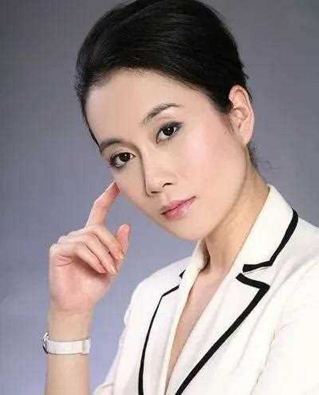 对于温峥嵘至今还停留在那个她的作品《错爱一生》里面的顾忆罗这个