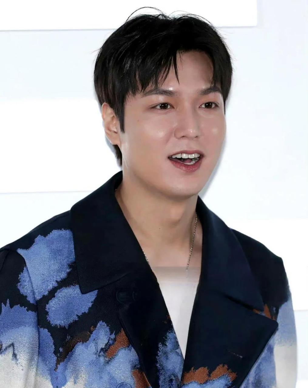 36岁李敏镐发腮成不忍直视!状态不好,比心都显得油腻了