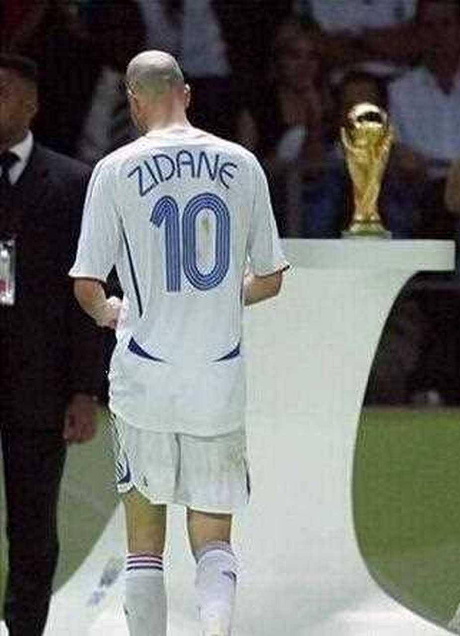 06年世界杯决赛齐达内头顶马特拉齐染红,如今居家隔离的里皮回看比赛