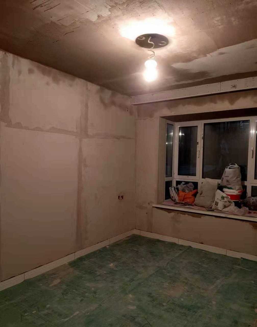 北京装修工地实拍 大兴金隅学府墙面石膏找平,刮底层石膏是油工阶段打