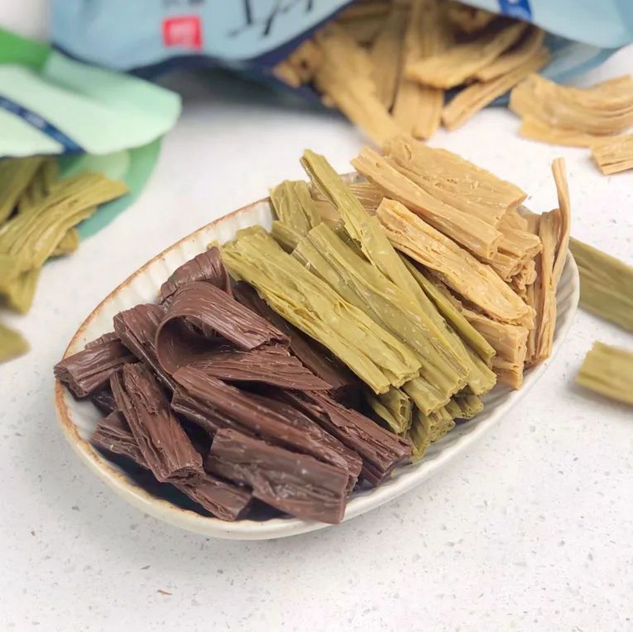 凉拌三色腐竹  夏天多闷热,潮湿,很多人都会食之无味,满桌大鱼大肉也