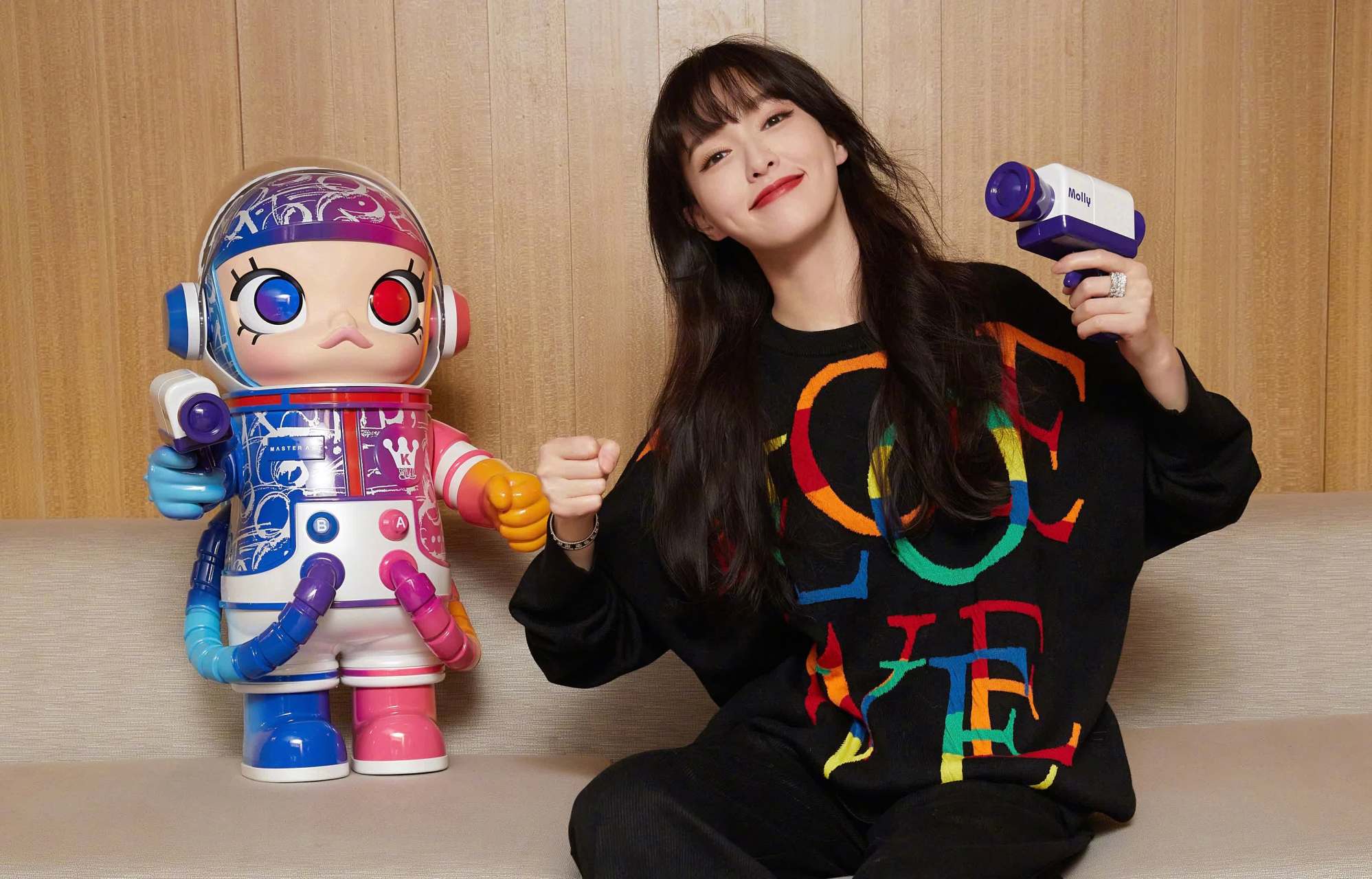 唐嫣今天分享了一件日常私服穿搭,彩色字母印花毛衣? 黑色休闲阔腿裤?