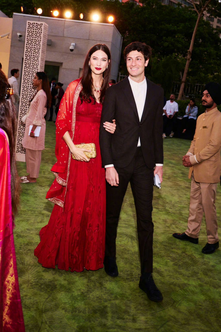 出席完dior大秀的超模karlie kloss和丈夫joshua kushner!