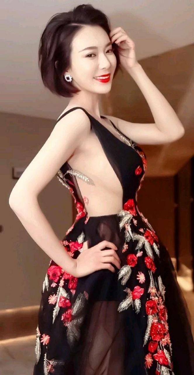 晶女郎胡然性感亮相,帅气外形呼之欲出,"男友力"凸显!