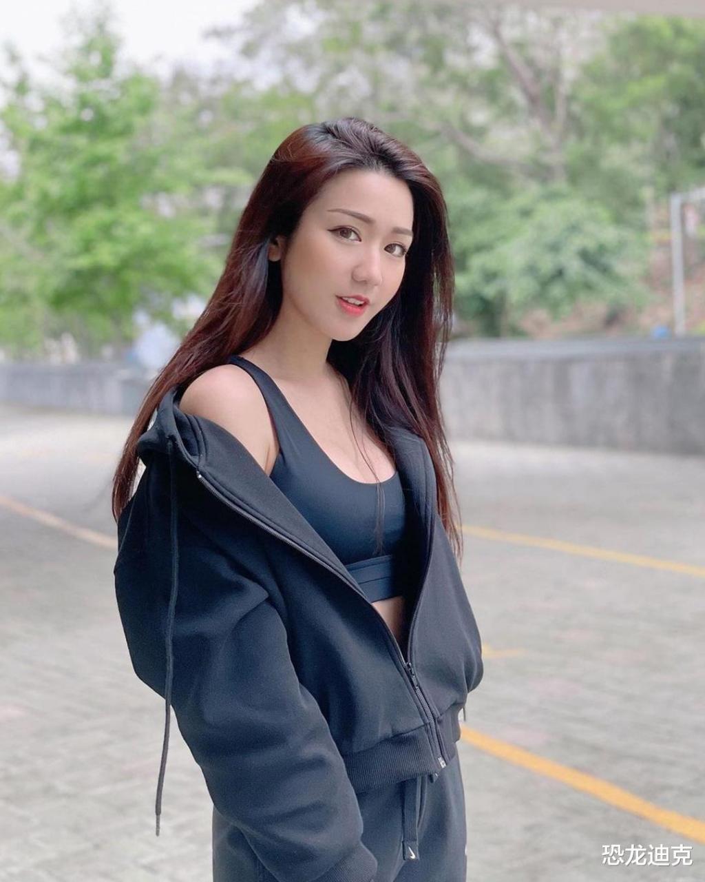 轻熟美女的生活照,每一款穿搭,都展现了自己的性感好身材