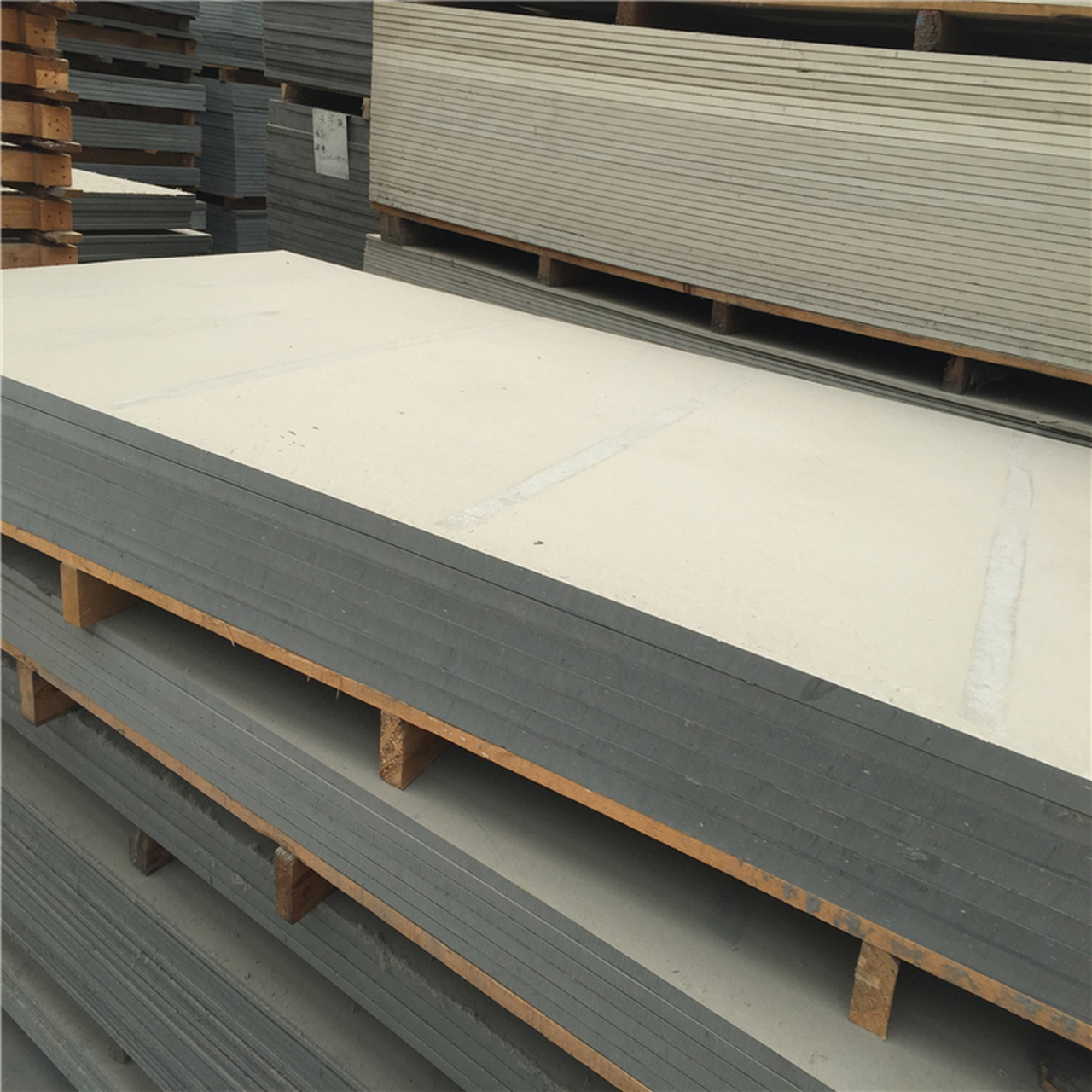 集装箱地板是集装箱中也很重要,因为它需要承受货物的重量,并保护集装