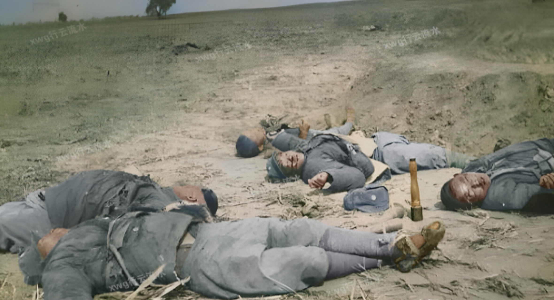 照片上有五位八路军战士的遗体,姿势极其惨烈,日寇还将我军遗留的一颗
