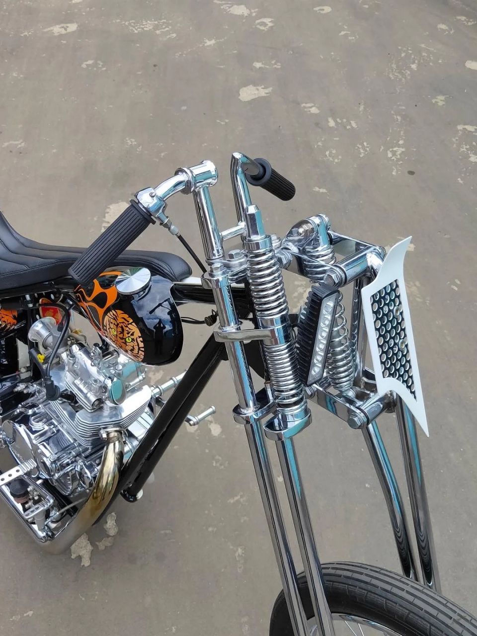 令人难以置信的不对称改装  kawasaki kz200 非常非常非常另类的改装