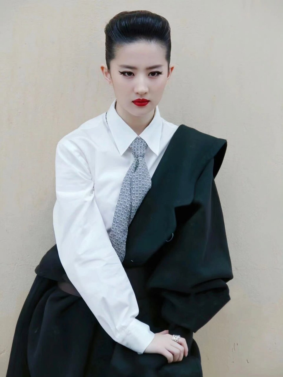 2012《时装》刘亦菲爱马仕  刘亦菲是一位备受关注的女演员,她的时尚