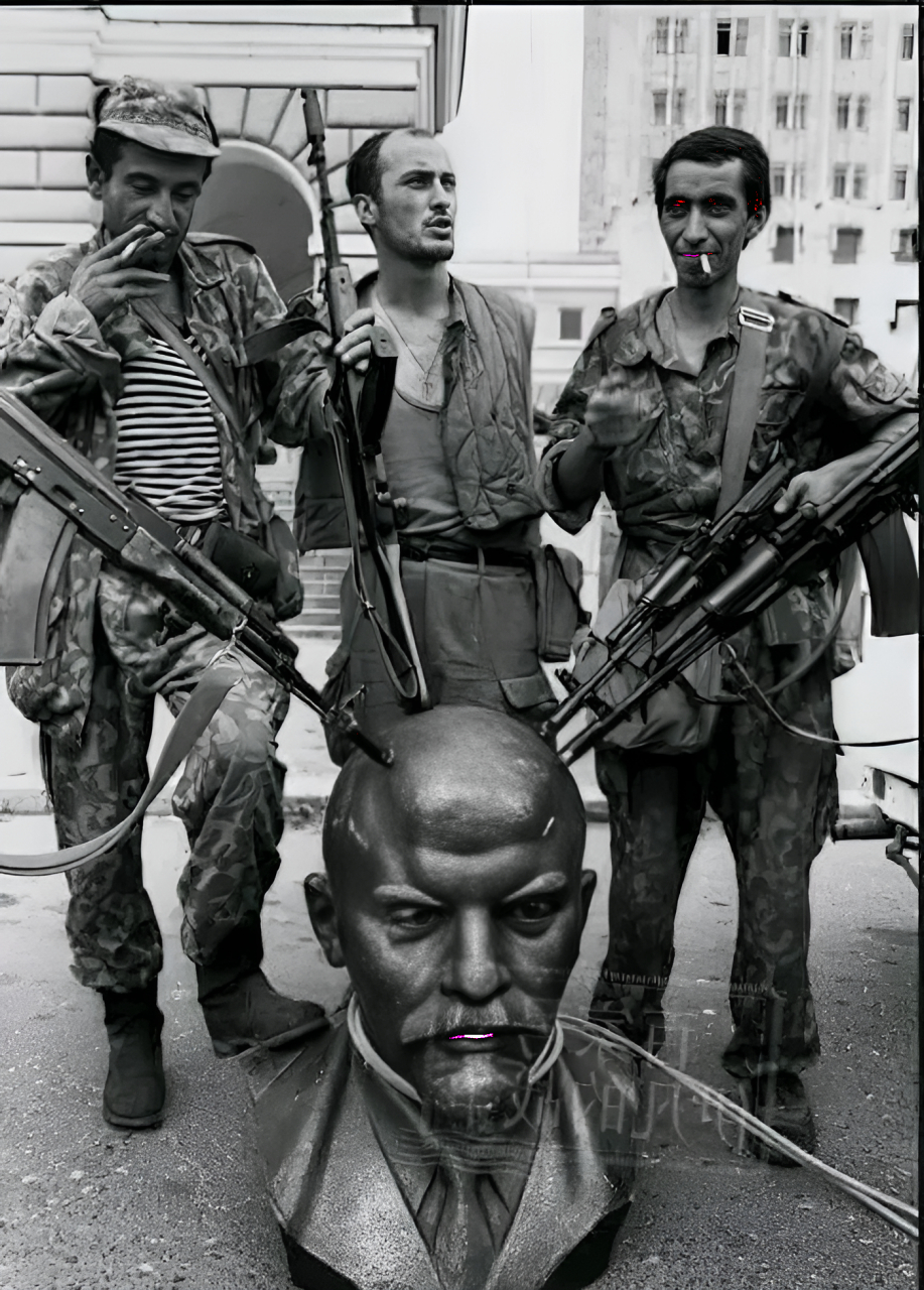 1992年苏联解体后,列宁雕像被推倒,几名格鲁吉亚海军士兵拍照炫耀!