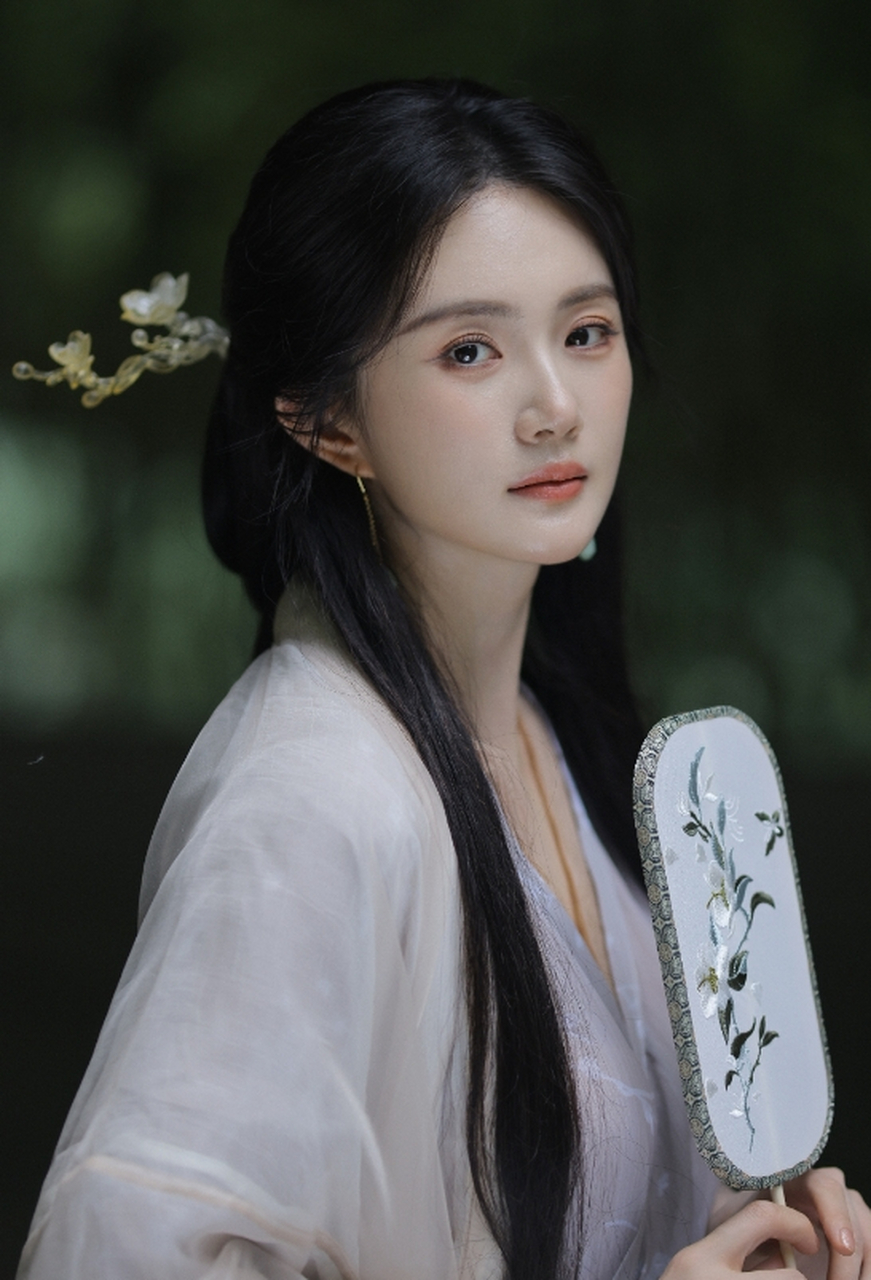 翩若惊鸿,婉若游龙的#赵昕# 一袭素雅透明古装,清新甜美的容颜,五官