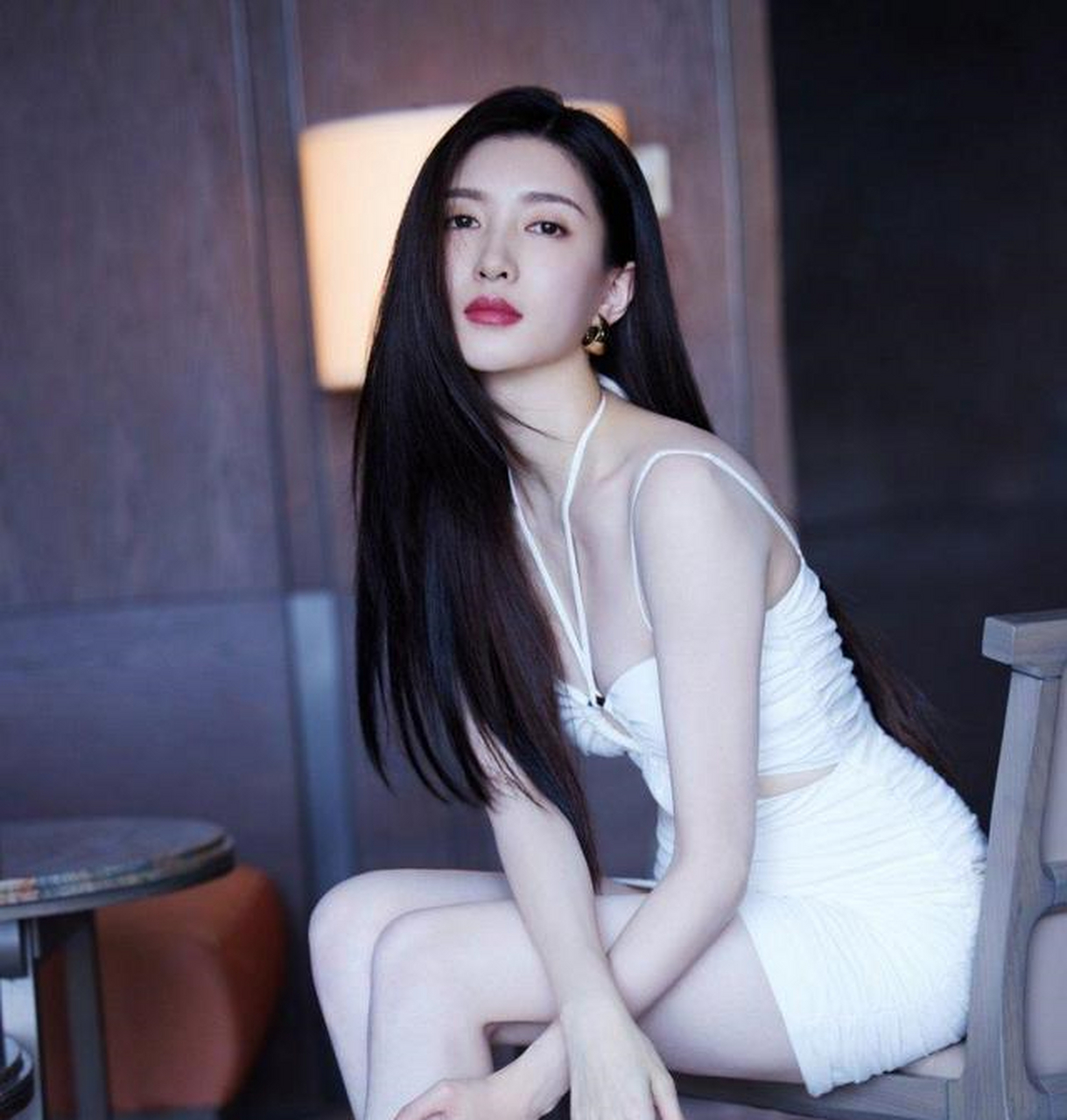 江疏影一袭白色吊带裙衬托肌肤细腻光滑,气质绝佳魅力四射女神[?