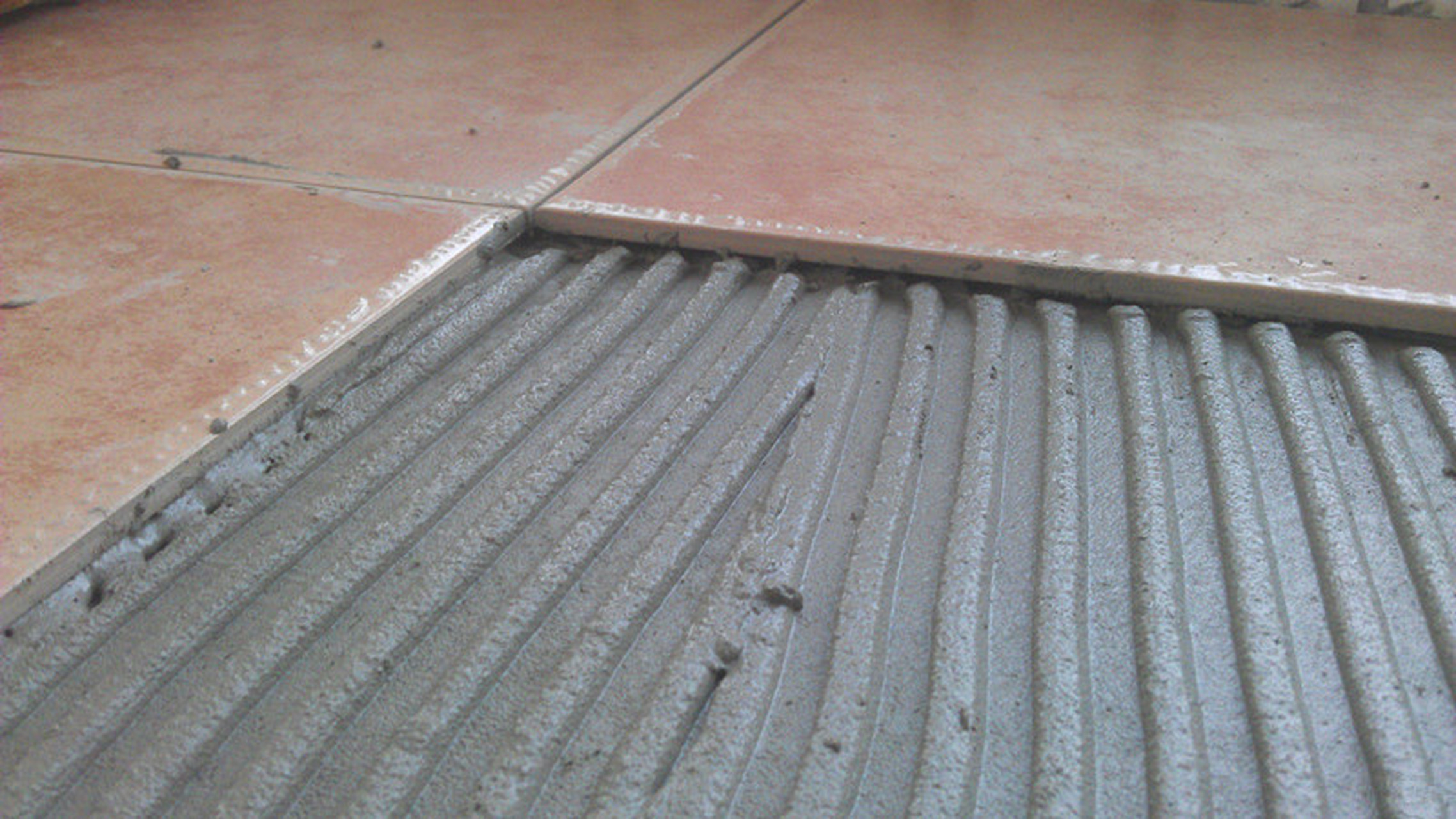 修补基层,就是瓷砖后面的水泥面.