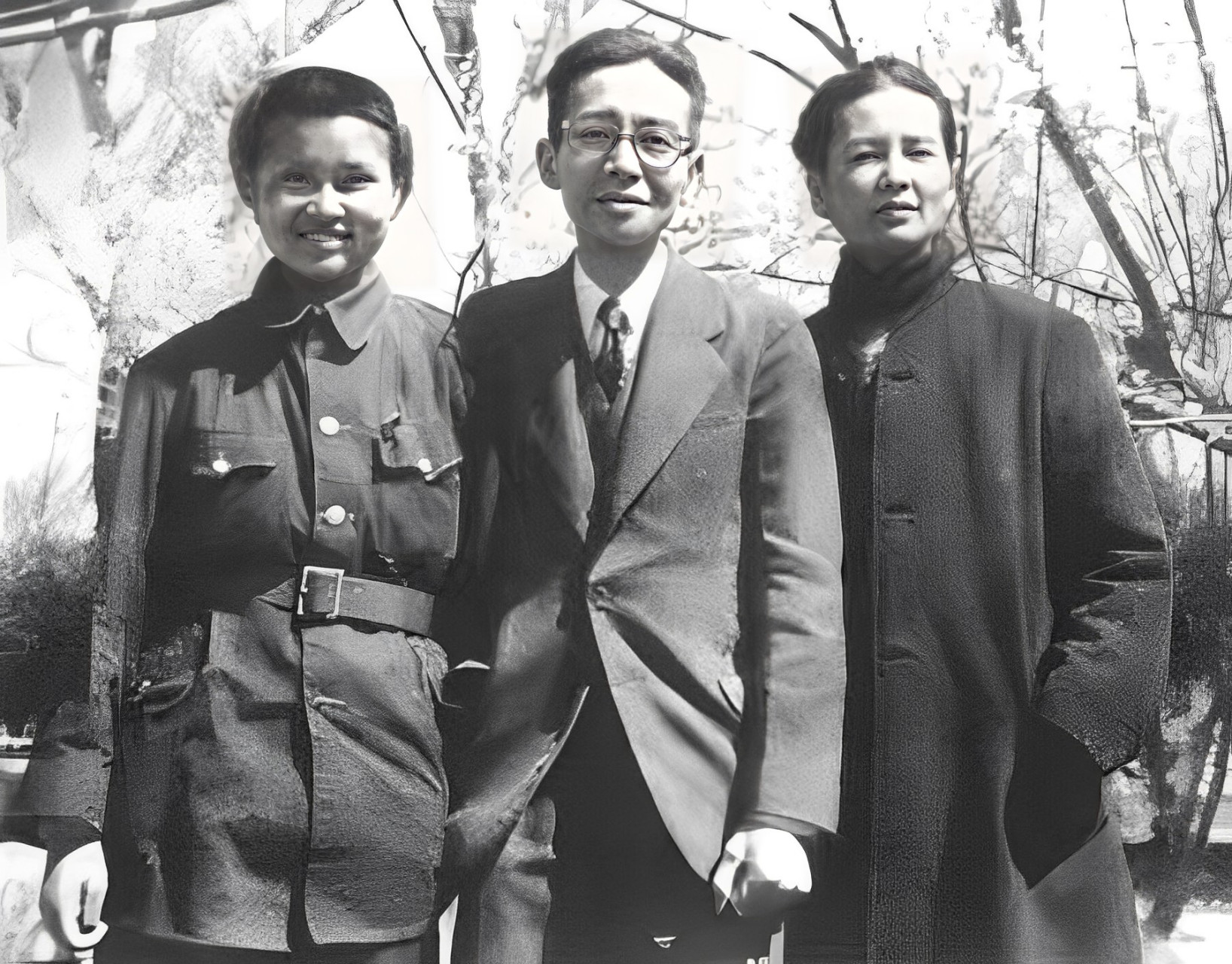 这是林徽因和丈夫梁思成以及女儿梁再冰的合影.