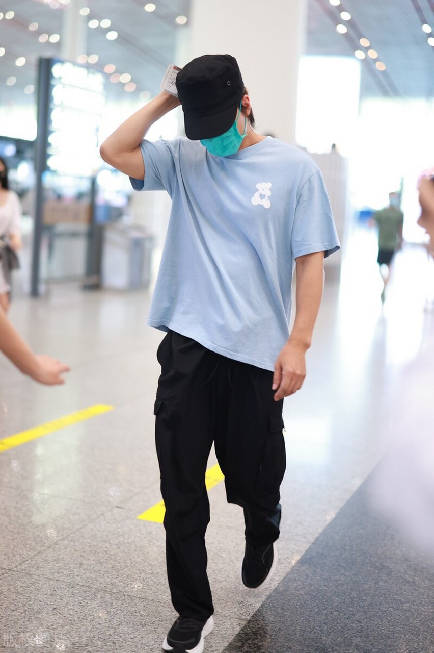 言承旭现身北京机场,他穿了一款蓝色t恤,下身搭配黑色裤子,身材特别健