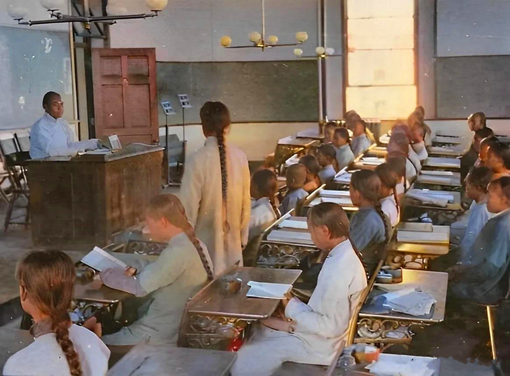 历史老照片,晚清时期,京师大学堂的学生们在上课.