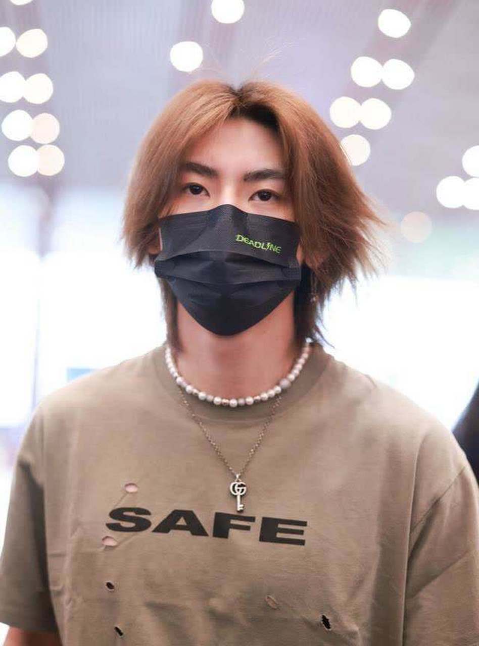 小鬼王琳凯街拍机场:字母t破洞裤,叠戴项链,时尚个性