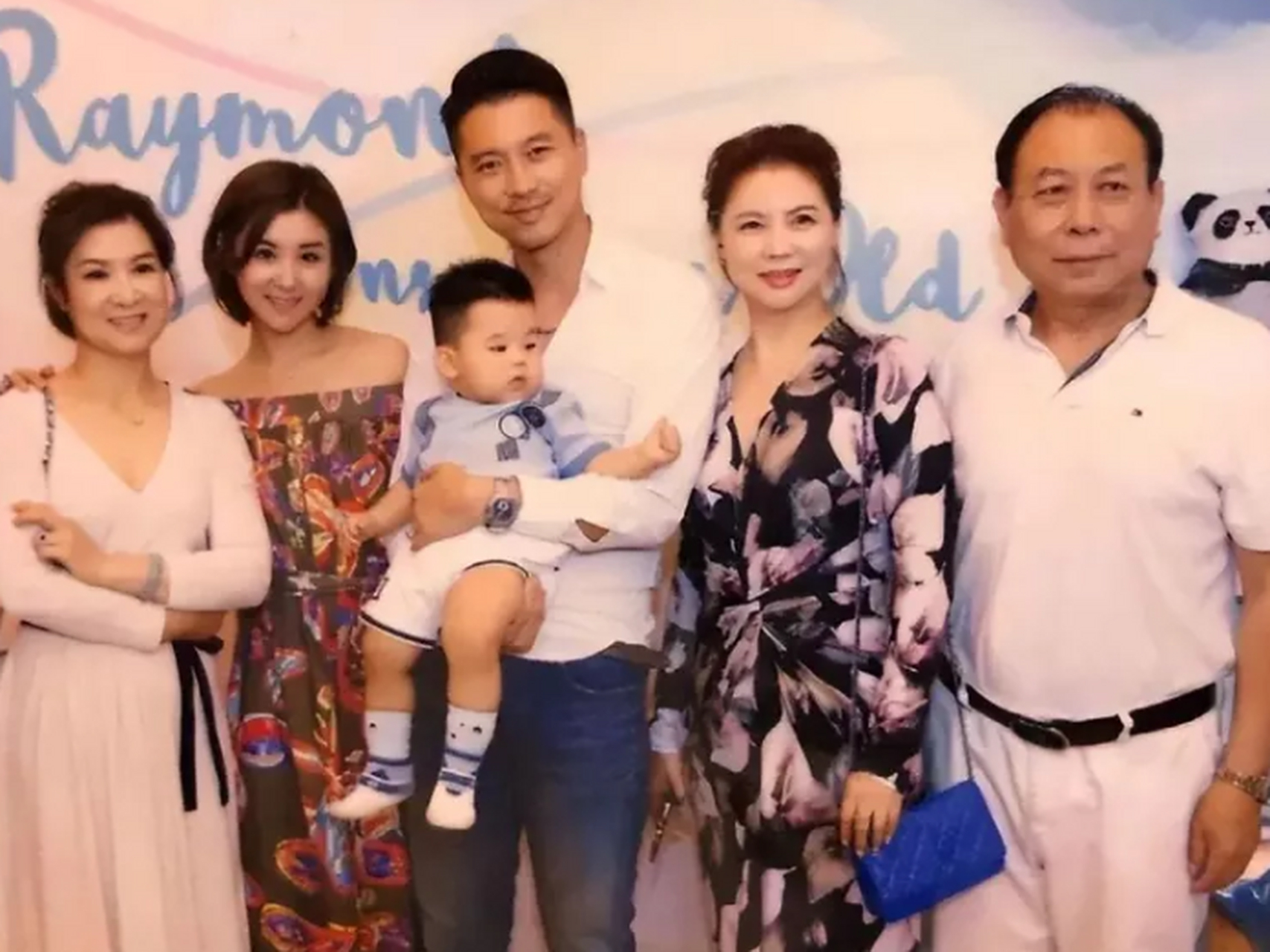 李小萌王雷晒出一张全家福,却意外地被他们65岁的婆婆抢了镜.