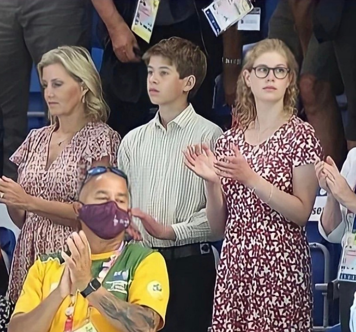 赛文子爵又出镜,站在妈妈与姐姐中间,身高也太优越了吧!