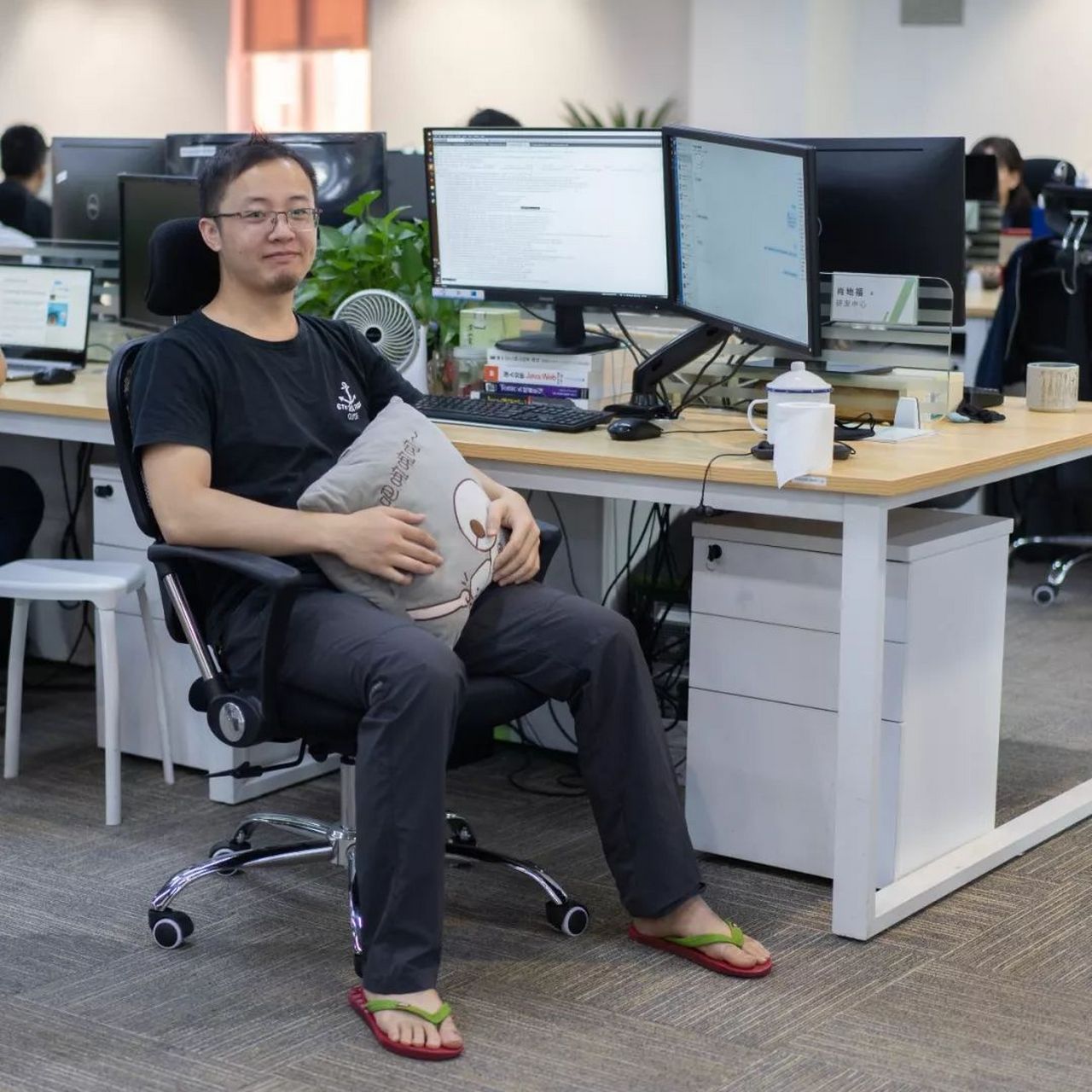 程序员天天对着电脑,一般人真受不了  程序员工作时必须全神贯注,一个