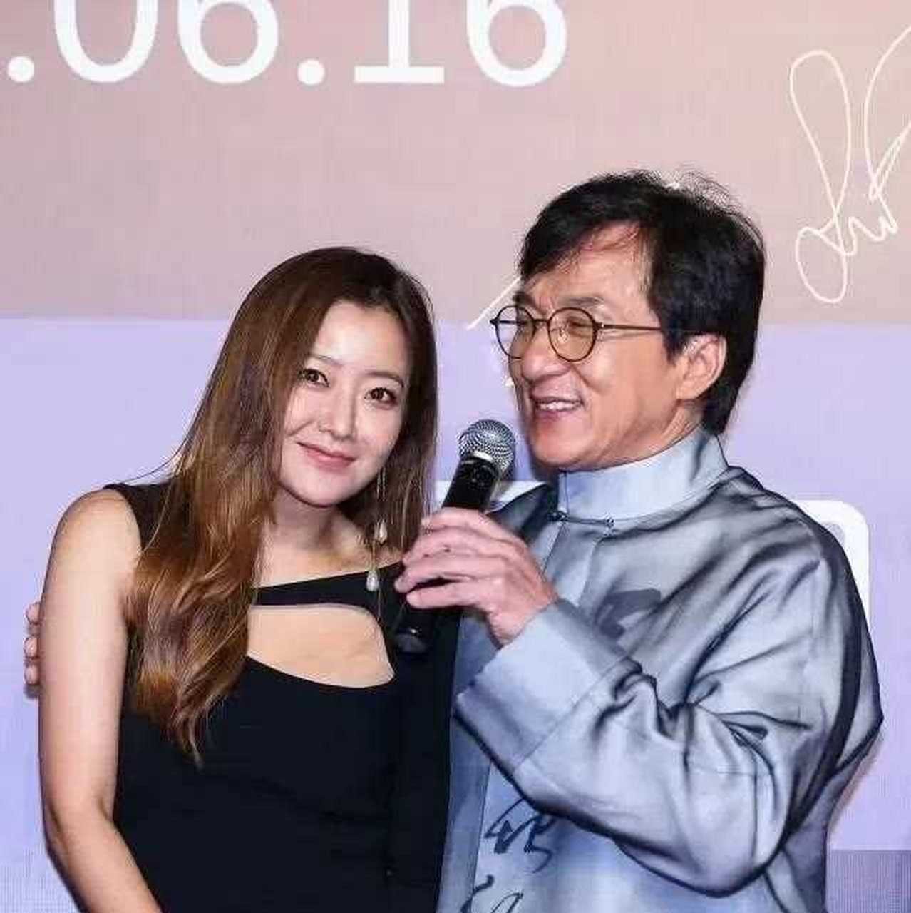 成龙大哥跟赌王千金何超琼同框时,规规矩矩,没有又搂又抱,甚至还有点