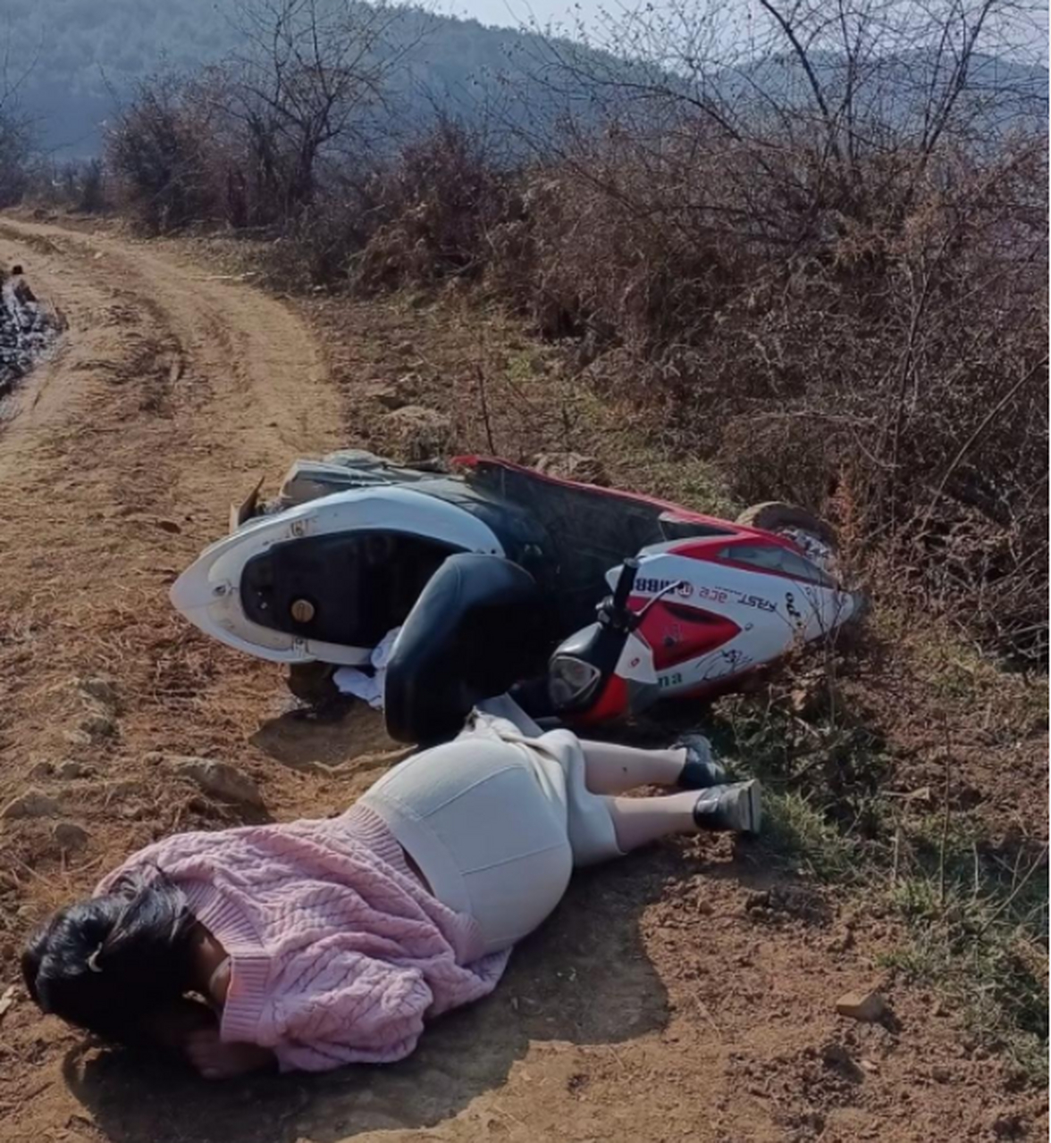 网友:丈母娘骑车摔跤了,真是因果循环啊