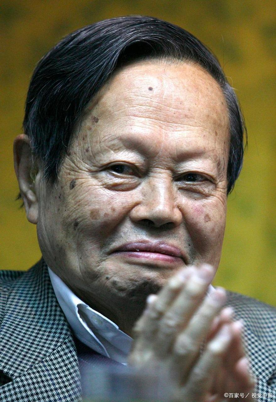 在98岁的杨振宁眼中,花1400亿去建造大型粒子对撞机是不切实际的,所以