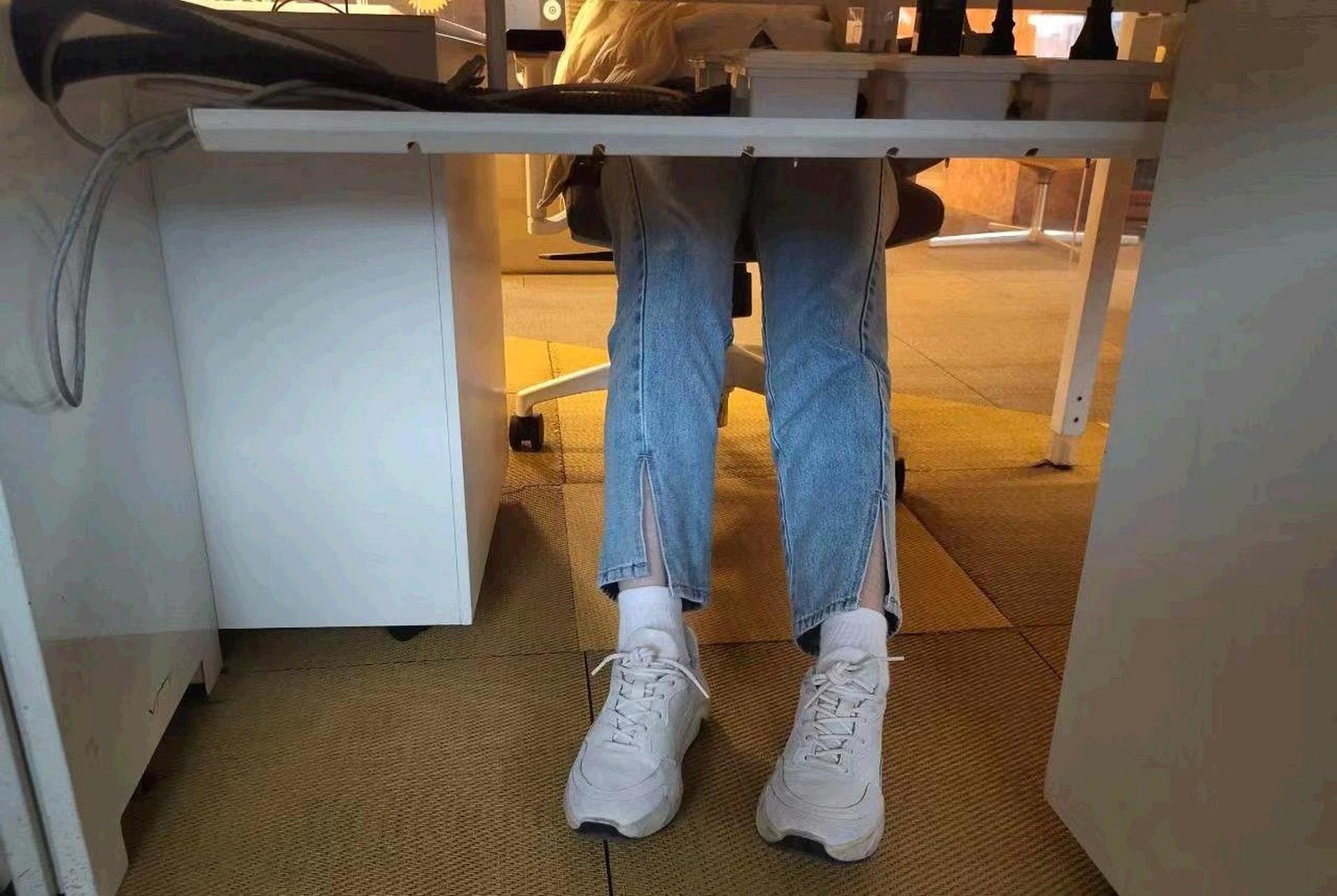 女同事上班总是脱鞋,气味太大怎么办?[大哈]