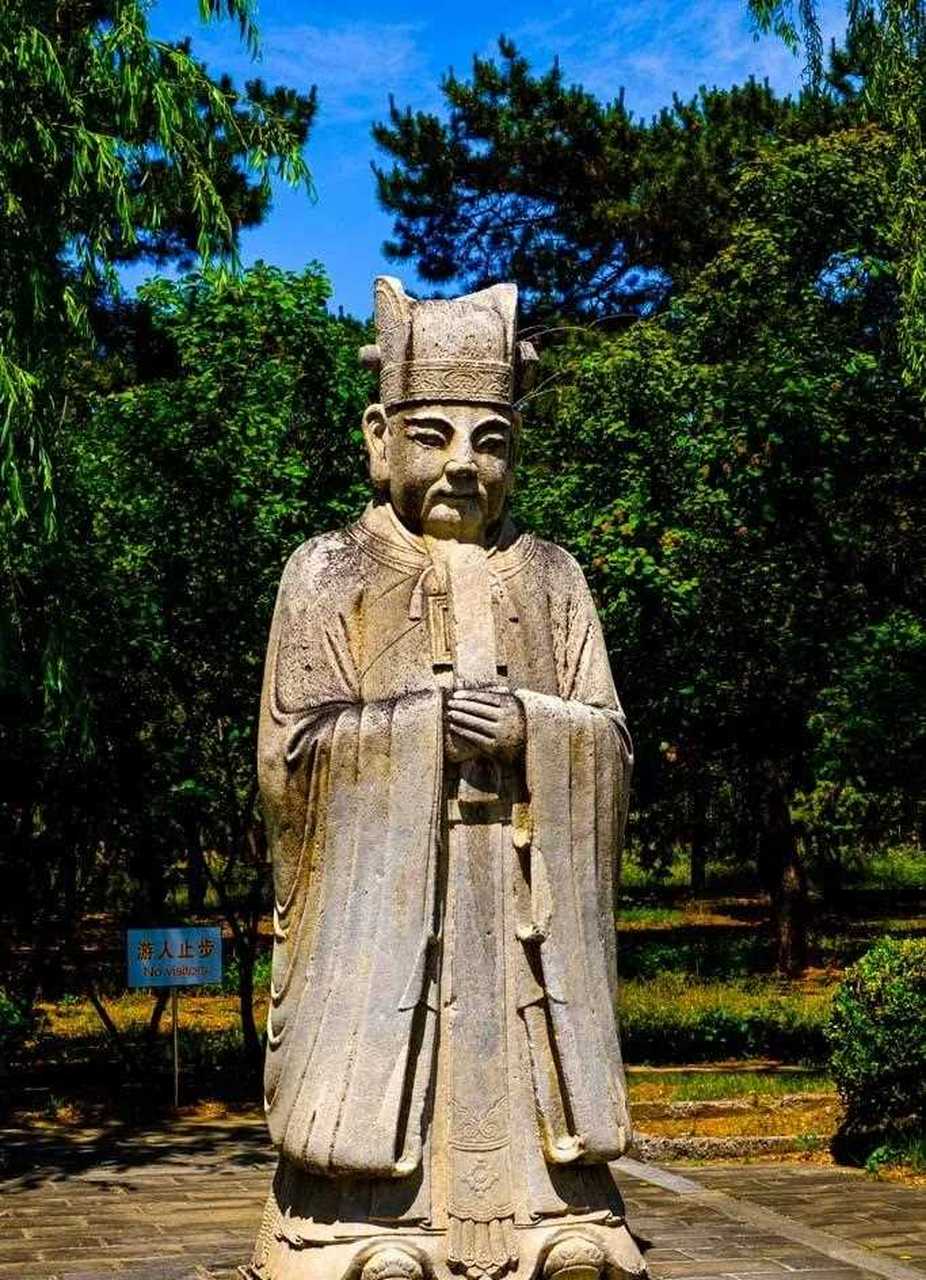 北京昌平明十三陵的长陵神道,因为各陵神道均由此分出,故又称"总神道"