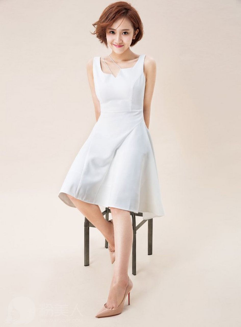 解惠清身着白色无袖连衣裙,脚上是一双裸色高跟鞋,新发色将她皮肤衬托