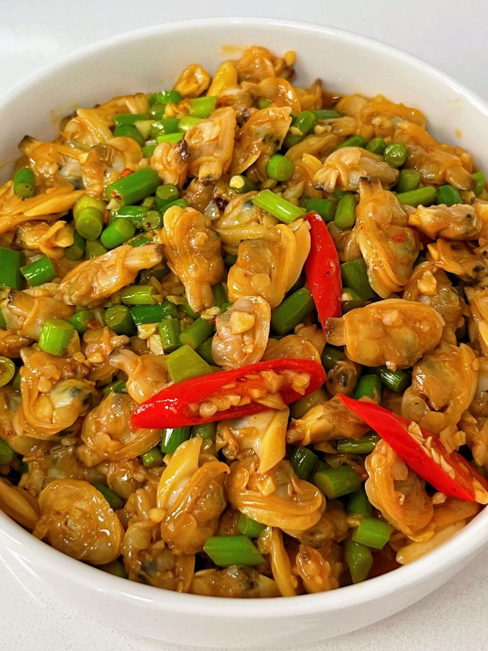 食材:花甲肉,蒜苔,小米辣,蒜蓉,姜 做法步骤:1.先调灵魂酱料:盐77