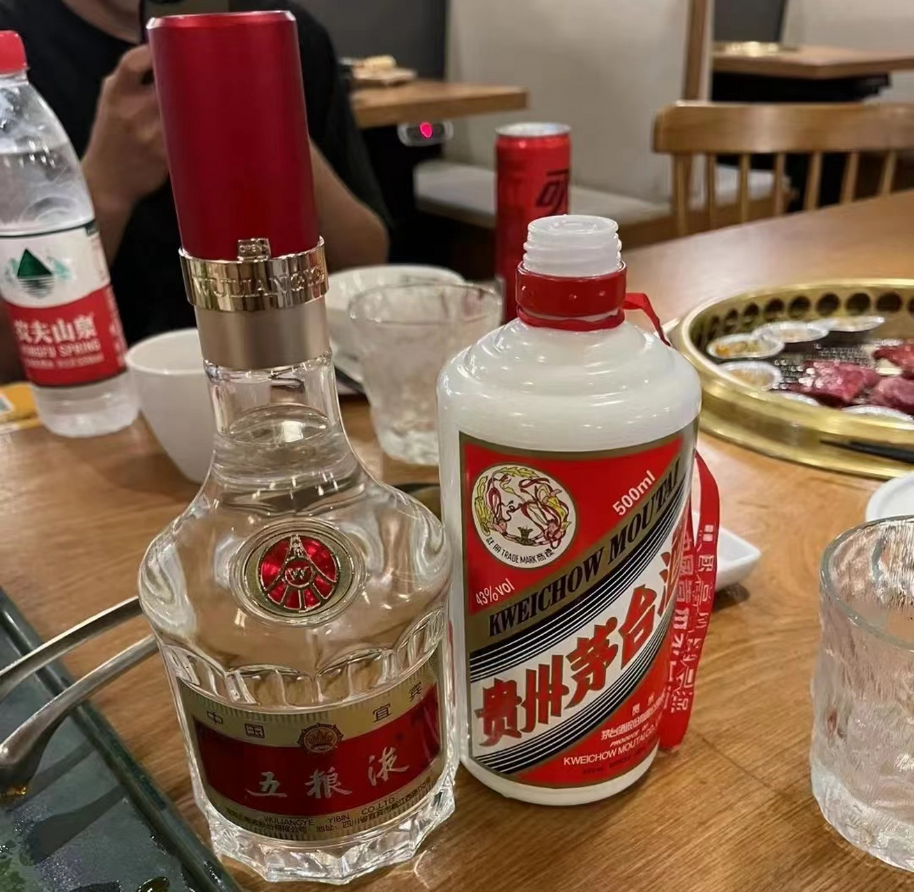 飞天茅台 酒界顶流,江湖上素有"白酒天花板"的称号,飞天茅台的酒质一