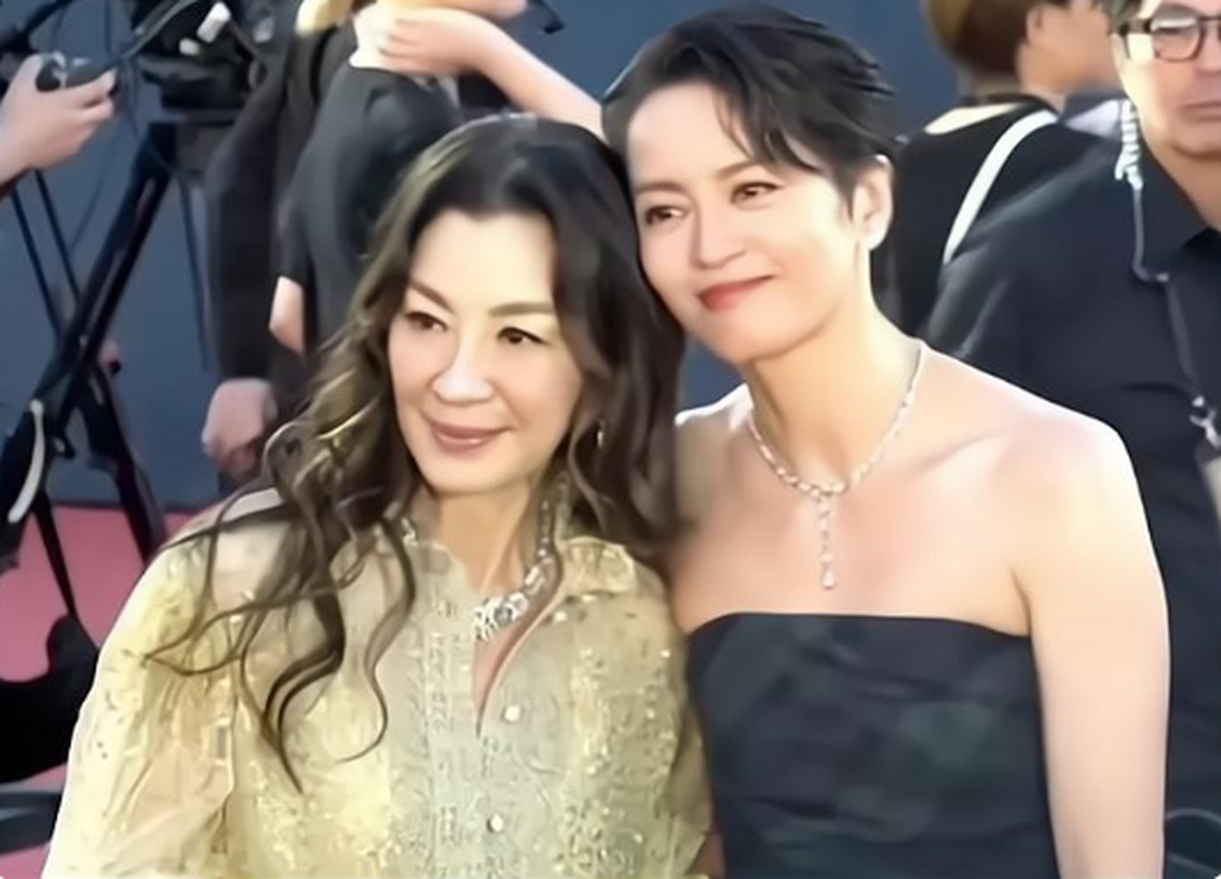 还有和梁咏琪的合照! 谁懂啊!这可是我整个青春的回忆啊[流泪]